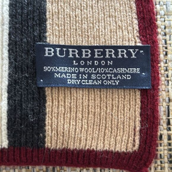 Extra long Burberry scarf - Picture 3 of 4